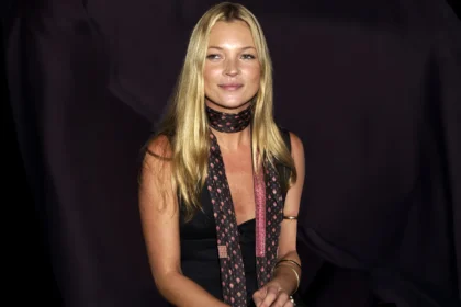 SKINNY20SCARFS2019082420default GettyImages 51325603 Kate Moss's love for a scarf